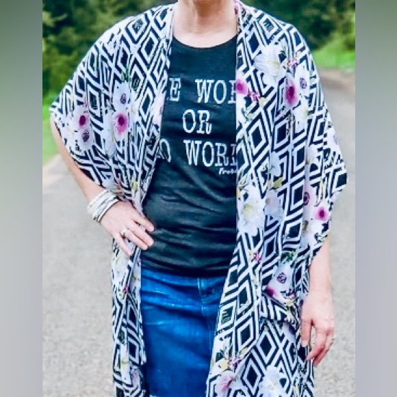 Do Everything in Love Kimono Overpiece Cardigan Black White Diamond Floral Print - Picture 8 of 8